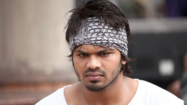 భార్యతో మనస్ఫర్థలు... విడాకులు ప్రకటించి