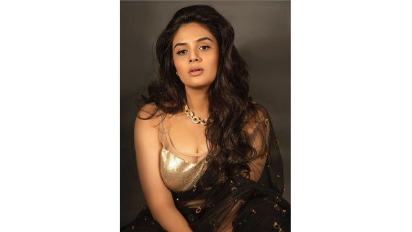 క్లీవేజ్ షోతో మంట పెడుతోన్న రాములమ్మ