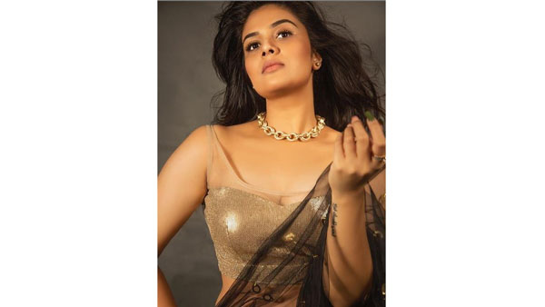 చీర కొంగును తప్పించి.. అందాలను చూపిస్తూ