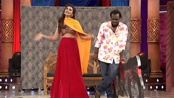 ముద్దులు... హగ్గులతో హల్చల్ చేసి