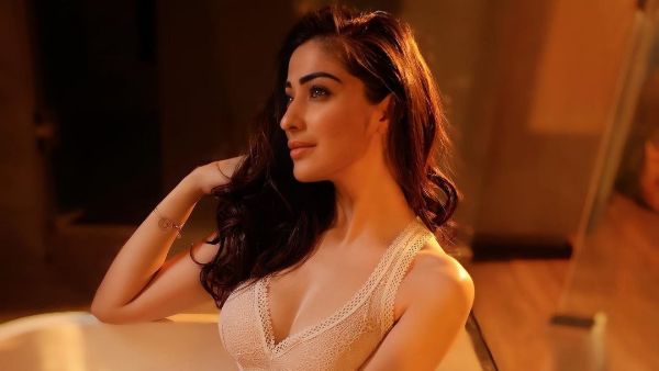 బాత్ టబ్లో హాట్ స్టిల్