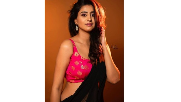 నల్ల చీరలో నడుము అందాలు..