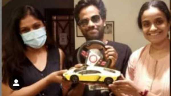 బొమ్మ కారు ఇచ్చి..