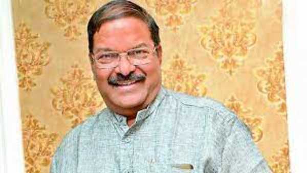 ప్రేక్షకులకి కర్చీఫ్ లు ఇచ్చి