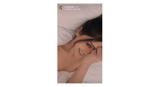 ఒంటిపై బట్టలు లేకుండా.. ఏకంగా బెడ్పై