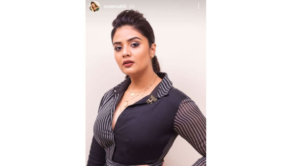 షర్ట్ బటన్స్ విప్పేసిన శ్రీముఖి: చూపిస్తూ