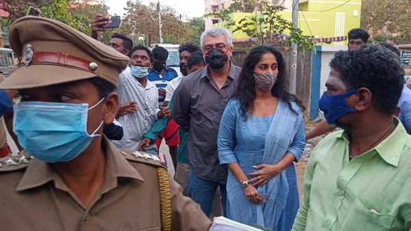 ఫోన్ లాక్కొని..వార్నింగ్