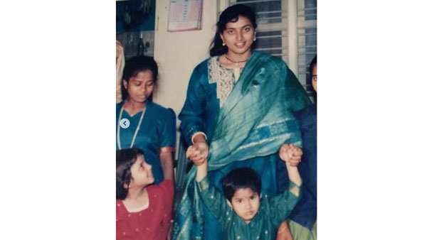 రోజాకు అషూ రెడ్డికి ఉన్న లింక్ ఏంటి.. ఆ ఫోటోతో అంతా షాక్.. నెటిజన్ల ప్రశ్నల వర్షం