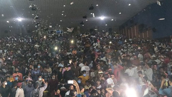 ఊగిపోతోన్న ఫ్యాన్స్..