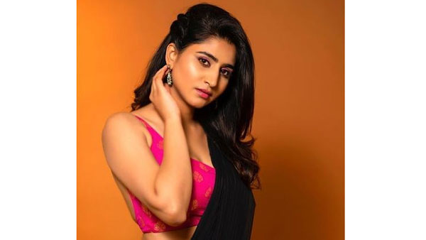 చీర కొంగును పక్కకు జరిపి.. క్లీవేజ్ షో