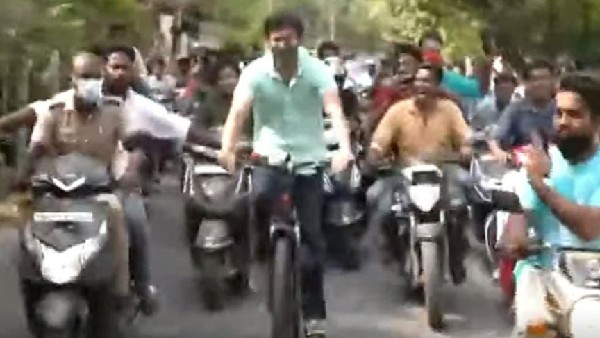 సైకిల్ పై వచ్చిన విజయ్