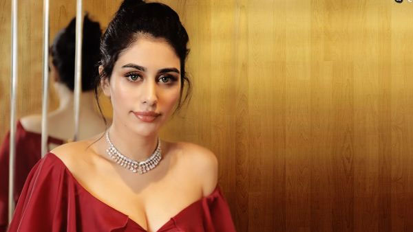 Warina Hussain quits to social media Warina Hussain quits to social media