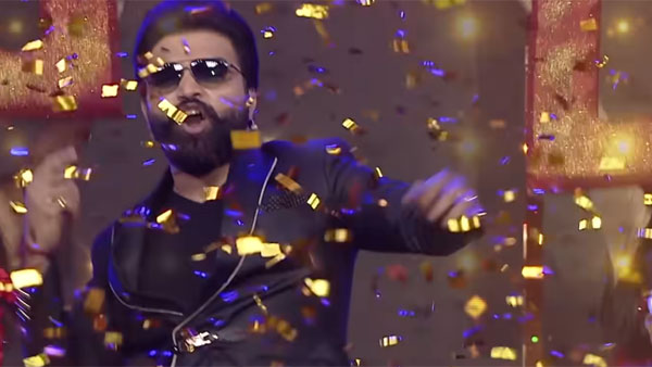 ప్రదీప్ హంగామా చేస్తూ