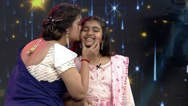 తల్లితో కలిసి..