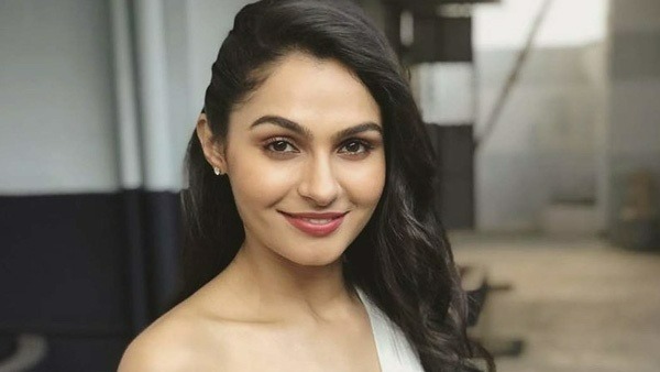 మూతి ముద్దుల ఫోటోలతో