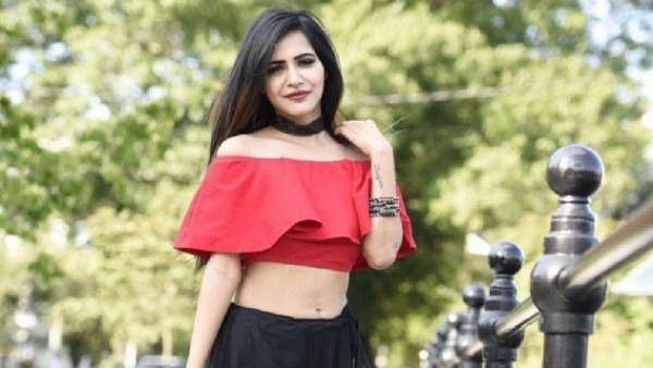 కమెడియన్లతో కలిసిపోయి హల్చల్ చేస్తూ