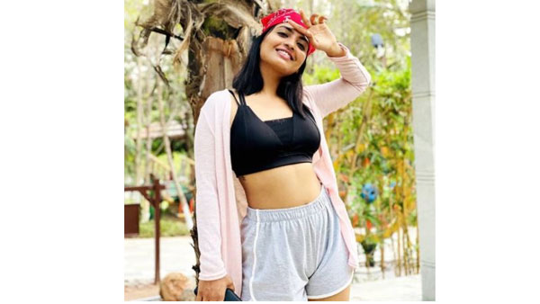 గ్లామరస్ ఫొటోస్ తో షాక్