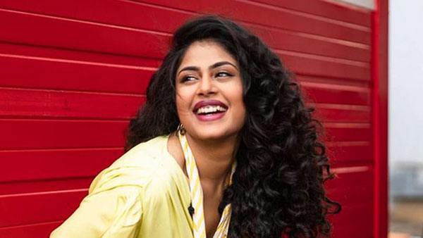 గ్లామర్ ట్రీట్తో రెచ్చిపోతోన్న చిట్టి
