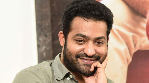 అసిస్టెంట్ దర్శకులతో..