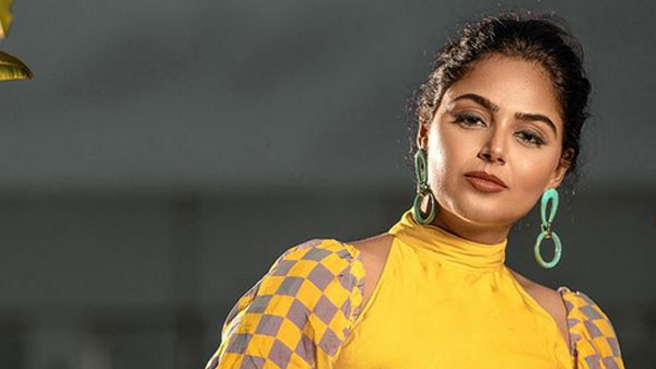 మోనాల్పై ఆఫర్ల వర్షం.. అందులో ఫిక్స్