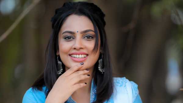 హద్దులు చెరిపేసిన యంగ్ హీరోయిన్... హాట్ సెల్ఫీతో గేలం వేస్తోంది!
