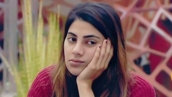 బ్లాక్ బికినీ ధరించి