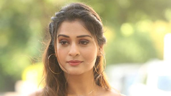 తన ఎఫైర్ గురించి లీక్ చేసి... ఫోటో కూడా