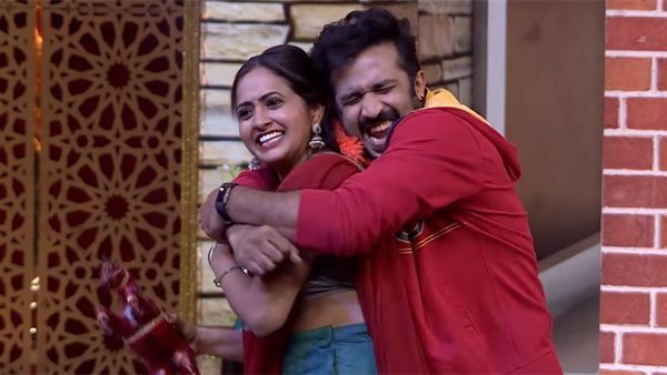 లాస్యకు టెండర్.. కౌగిలింతలతో ముంచెత్తి.. యాంకర్ రవి ఘాటుగా రొమాన్స్