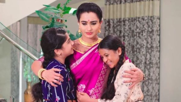 కంటతడి పెట్టిన అత్త సౌందర్య