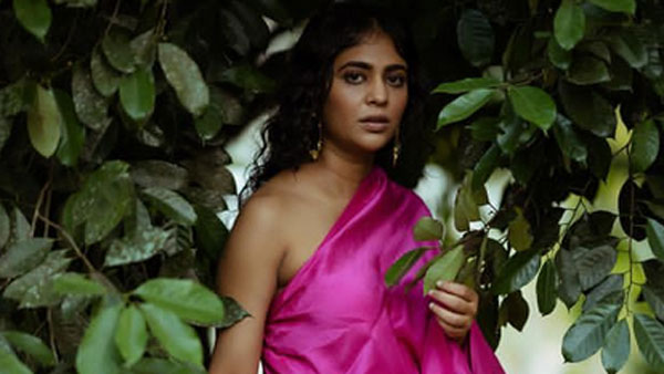 మోడలింగ్ చేస్తూ