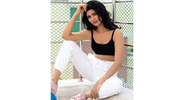 లేలేత అందాలతో కవ్విస్తోన్న వర్ష