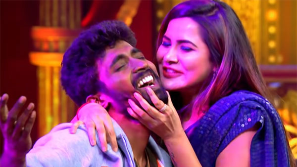 కొత్త అవతారంలో అషు... రచ్చ చేస్తూ