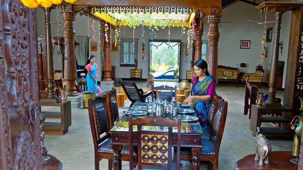 వీడియోలు చూస్తూ