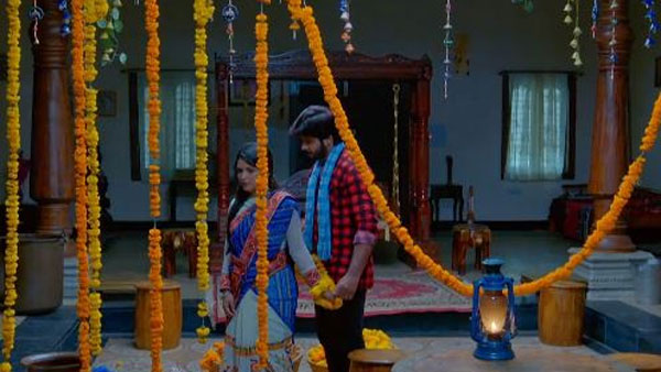 మొదలైన రొమాన్స్..