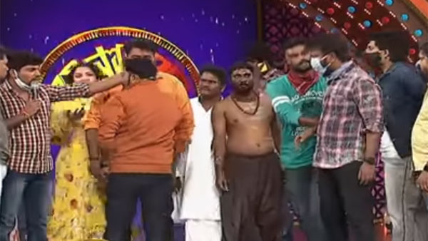 అమ్మాయి ముందే వెంకీ మీద దాడి