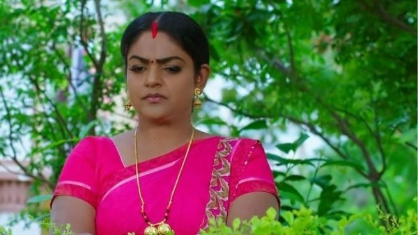 మొబైల్ ఫోన్ పగులకొట్టిన మోనిత