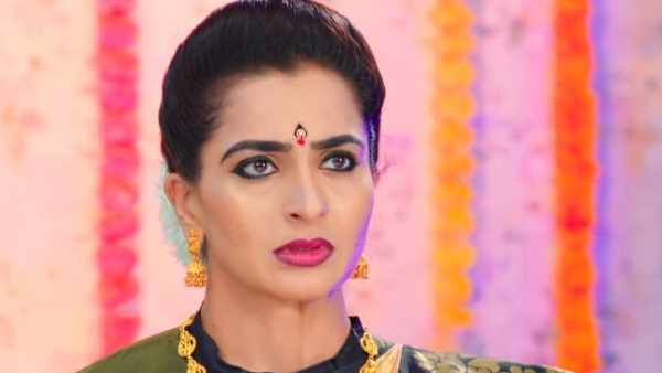 నన్ను ఆశీర్వదించండి అంటీ అంటూ మోనిత