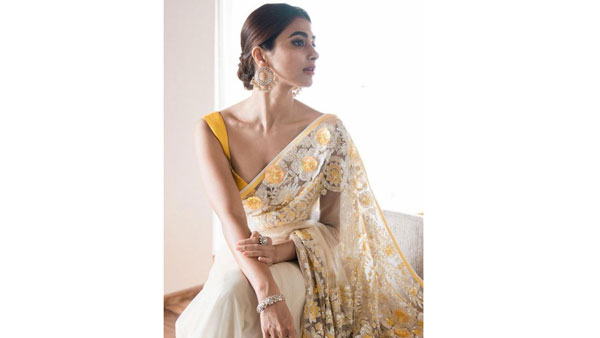 ట్రాన్స్పరెంట్ శారీలో పూజా గ్లామర్ ట్రీట్