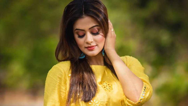 బొండాం, ఆంటీ అంటూ