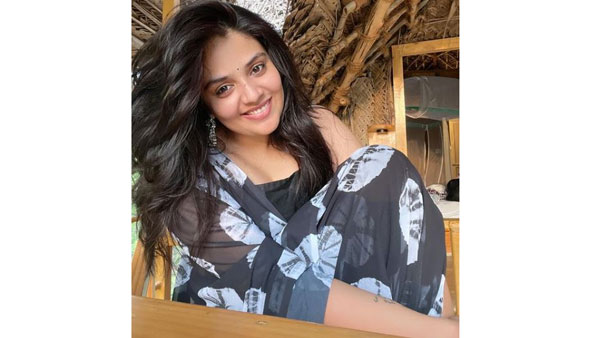 స్లీవ్లెస్ బ్లౌస్తో అందాల విందు చేస్తూ