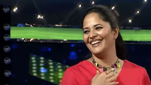 అందరి ముందే అనసూయ అలా చేసి