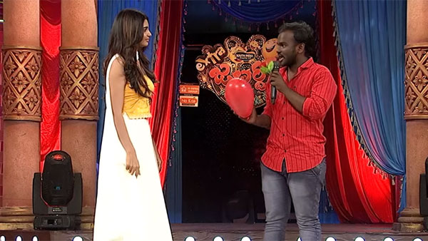 కిస్లు... హగ్గులతో హాట్ టాపిక్
