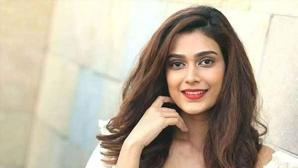 Aakanksha Singh opens a cafe in Jaipur and invites NGO kids as special guests Aakanksha Singh opens a cafe in Jaipur and invites NGO kids as special guests
