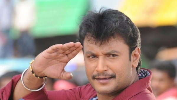 చీపురు తీసుకుని హోటల్కు