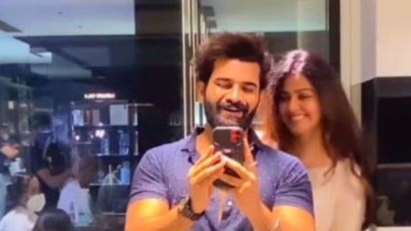 చాలా రోజుల తర్వాత క్లోజ్ ఫోజ్