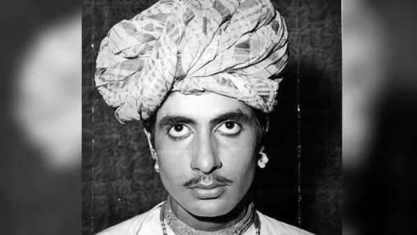 Amitabh Bachchan shares rare PIC Fans says looking like Sonu Sood Amitabh Bachchan shares rare PIC Fans says looking like Sonu Sood