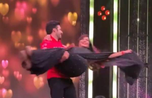 అతడితో గాల్లో తేలుతూ.. ముద్దులు