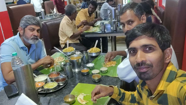 డ్రైవర్ , అసిస్టెంట్ తో కలిసి భోజనం