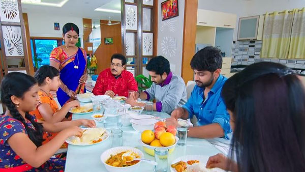 ఇంటిలో భోజనం చేస్తుండగా..