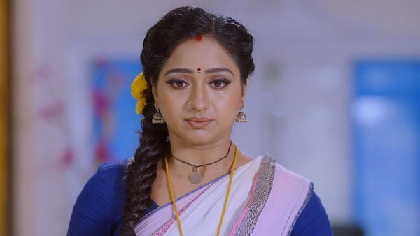 చెంప పగలకొట్టిన నయని